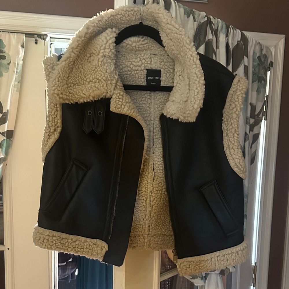 Love Tree Black and Cream Shearling Vest small sooo cute